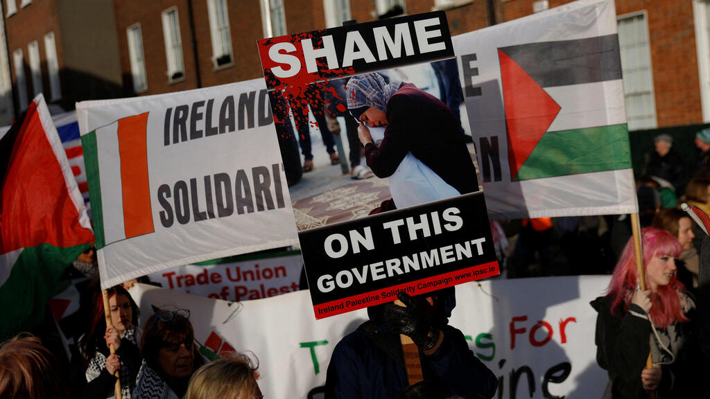 Photo: Clodagh Kilcoyne/ Reuters הפגנה מפגינים פרו פלסטינים דבלין אירלנד