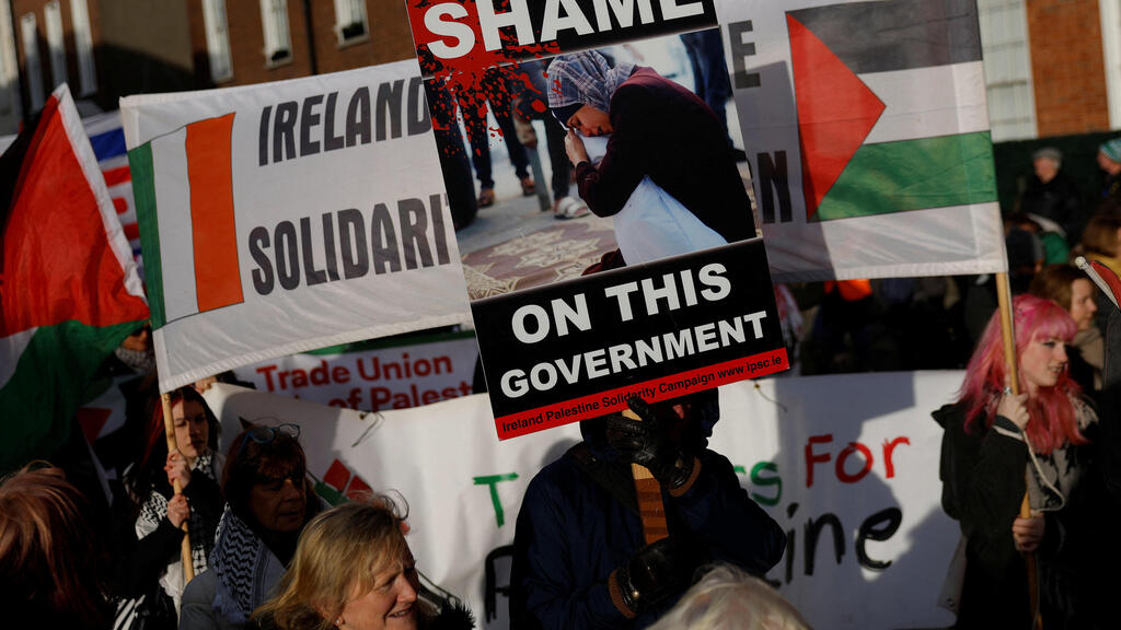 Pro-Palestinian demonstration in Dublin (Photo: Clodagh Kilcoyne/Reuters) הפגנה מפגינים פרו פלסטינים דבלין אירלנד