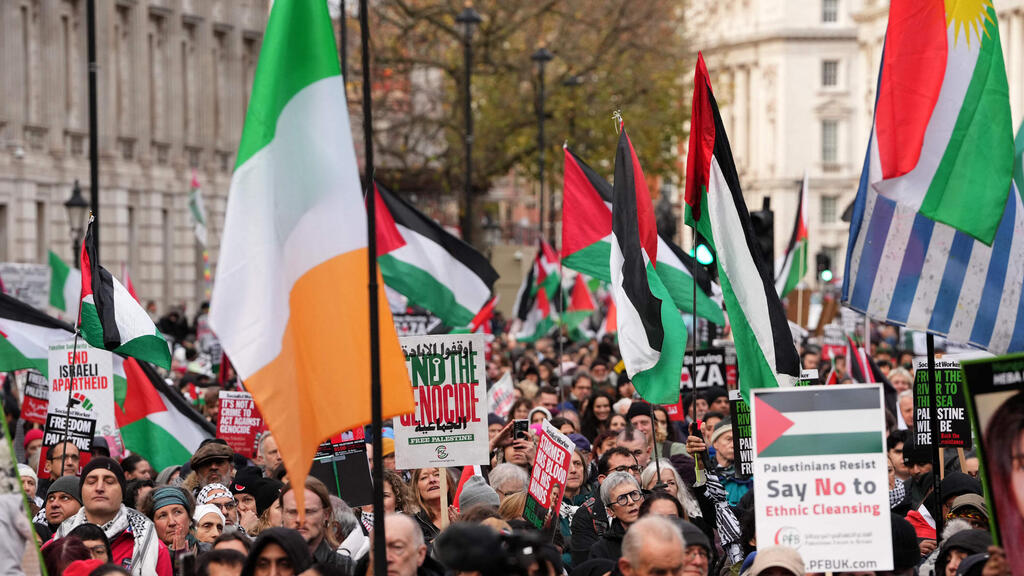 Pro-Palestinian protest in the UK (Photo: Carlos Jasso/ AFP) הפגנה מפגינים פרו פלסטינים לונדון בריטניה