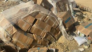 שקי קמח ושימורים זרוקים ברצועה 