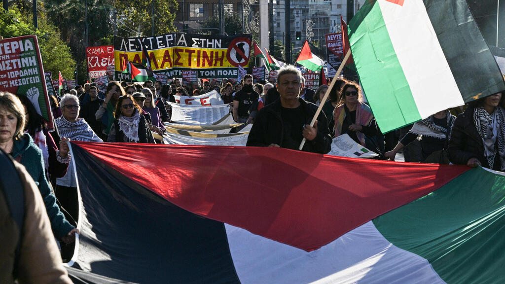 מפגינים פרו פלסטינים הפגנה מחוץ ל שגרירות ישראל ב אתונה יוון