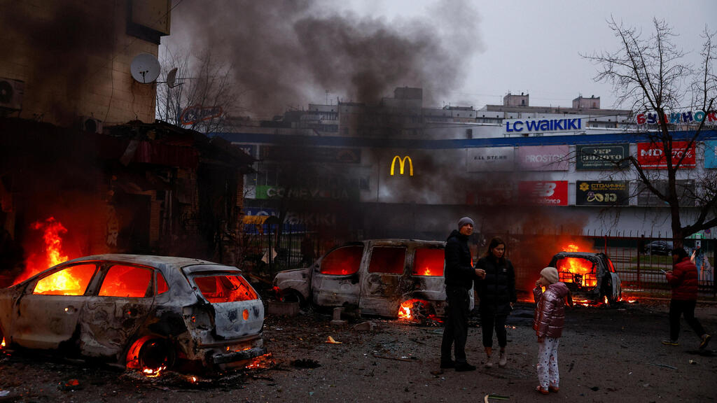 Destruction in Kyiv (photo: REUTERS/Valentyn Ogirenko) הרס בעקבות מתקפה של רוסיה על קייב אוקראינה