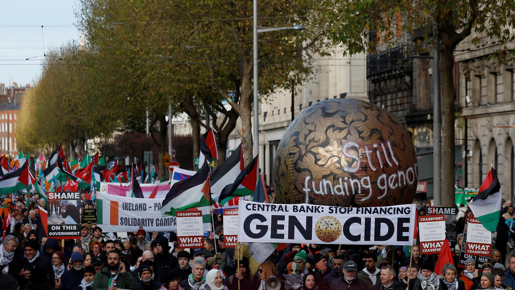 Pro-Palestinian protesters in Dublin (Photo: Clodagh Kilcoyne/ Reuters) הפגנה מפגינים פרו פלסטינים דבלין אירלנד