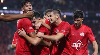 שחקני הפועל תל אביב חוגגים ניצחון