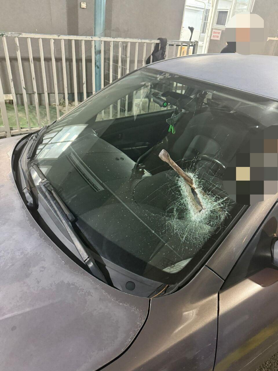 The metal rod pierced through the windshiled (Photo: United Hatzalah) מוט ברזל שהושלך על רכב כביש 5