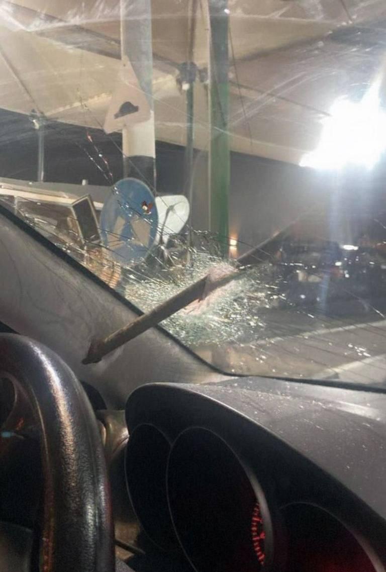 מוט ברזל שהושלך על רכב כביש 5