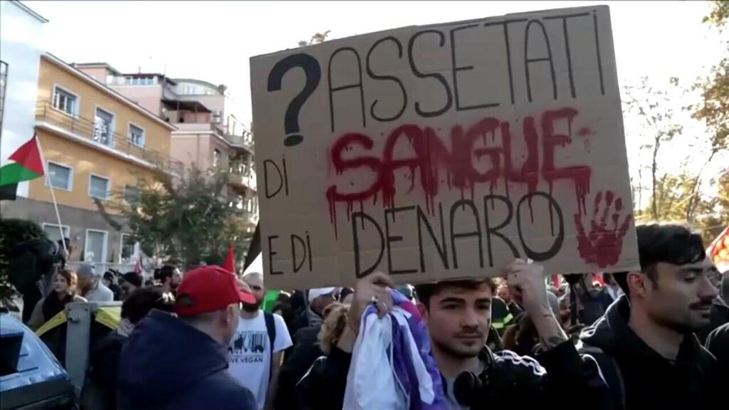 שלט ב הפגנה ב איטליה אנטי-ישראלית פרו-פלסטינית נגד ישראל עם הכיתוב "צמאים לדם ולכסף"
