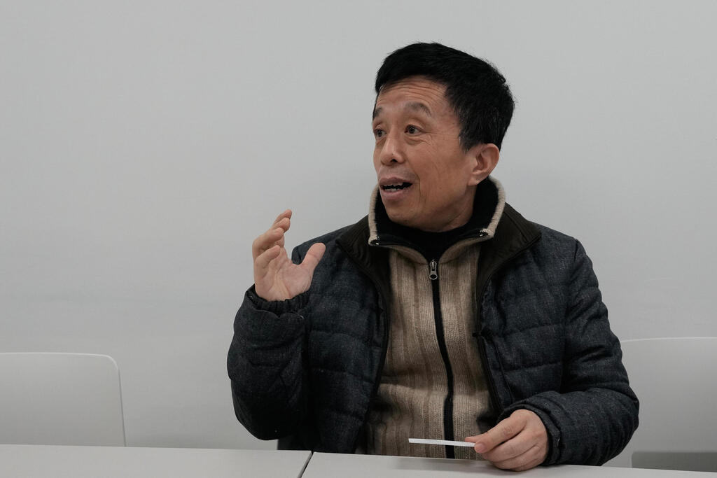 Up to five years in prison for anyone caught listening to unauthorized radio stations; Kim Ki-sung at the station’s offices (Photo: Ahn Young-joon/ AP) דרום קוריאה קים קי סונג עובד ב רדיו צפון קוריאה החופשי