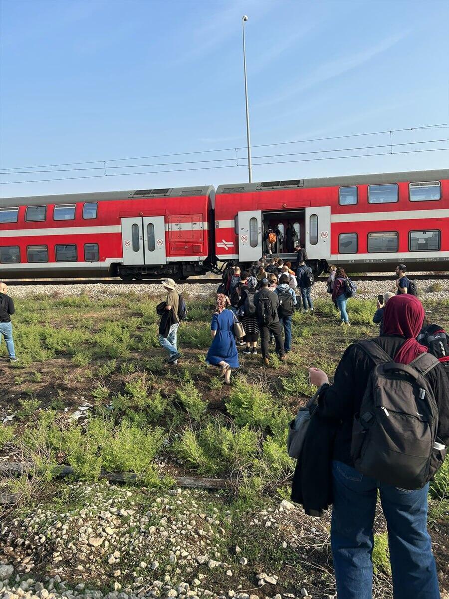 Photo: Noga Eilon נוסעים עוזבים את קרון הרכבת שעצרה באמצע הדרך