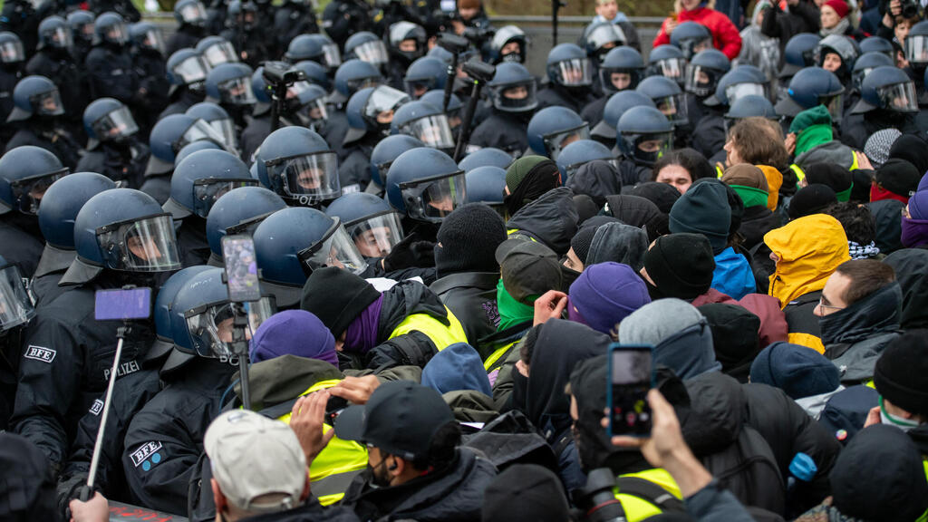 Protest against the establishment of the new youth wing of Alternative for Germany (Photo: Hesham Elsherif/Getty Images) מחאה נגד הקמת אגף הנוער החדש של אלטרנטיבה לגרמניה