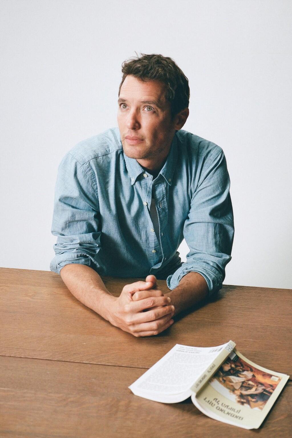 "אמרו לי, 'בוא תצטלם, יהיה מגניב'. זה להיזכר במה שהיה" (צילום: סיימן אלמלם, פקטורי 54) דודי בלסר הפקת אופנה