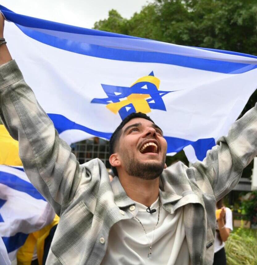 Yosef-Haim Ohana celebrates his return home (Photo: Paulina Pettimer) שורד השבי יוסף חיים אוחנה חוזר לביתו
