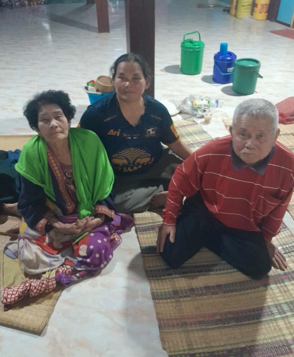 Родители и сестра Ринталака (Фото предоставлено Ратдой Конгпхет รัตน์ดา กองเพชร์ ) משפחתו של סותטיסאק רינטלאק ז"ל - אביו, אימו ואחותו