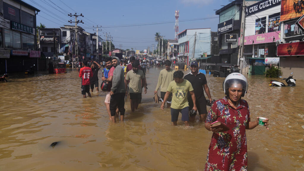 Наводнения в Шри-Ланке (Фото: AP Photo/Eranga Jayawardena) שיטפונות הצפות ב סרי לנקה