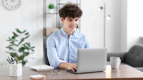 נער עובד על מחשב