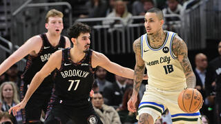 שחקן ברוקלין נטס בן שרף עם דני וולף מול שחקן מילווקי באקס קייל קוזמה