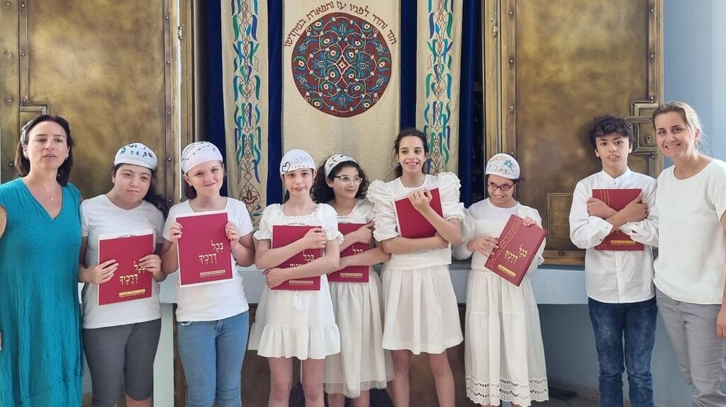 ילדים עם מוגבלות מחזיקים סידורים