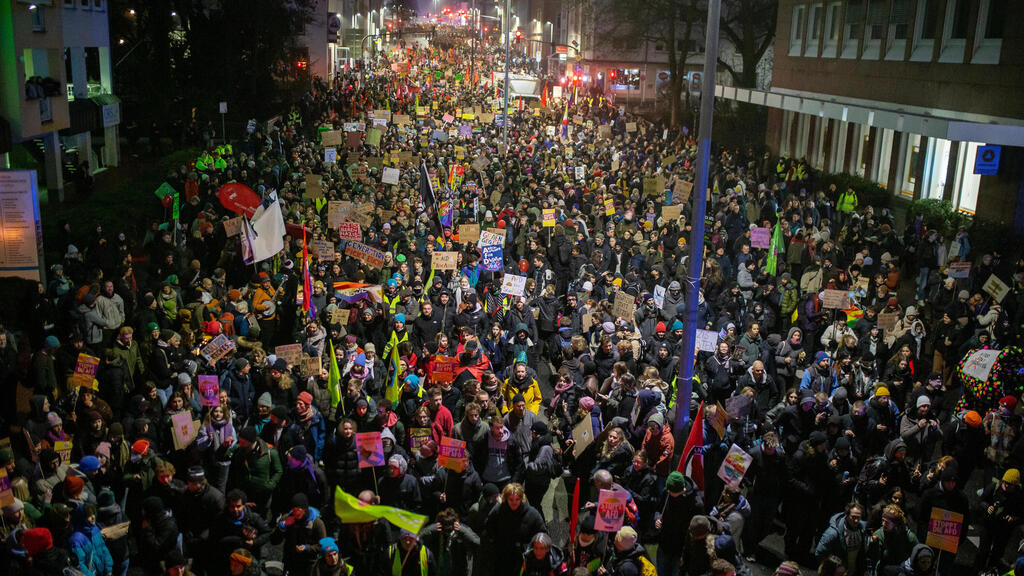 Protest against the establishment of the new youth wing of Alternative for Germany continues into the night (Photo: Hesham Elsherif/Getty Images) מחאה נגד הקמת אגף הנוער החדש של אלטרנטיבה לגרמניה
