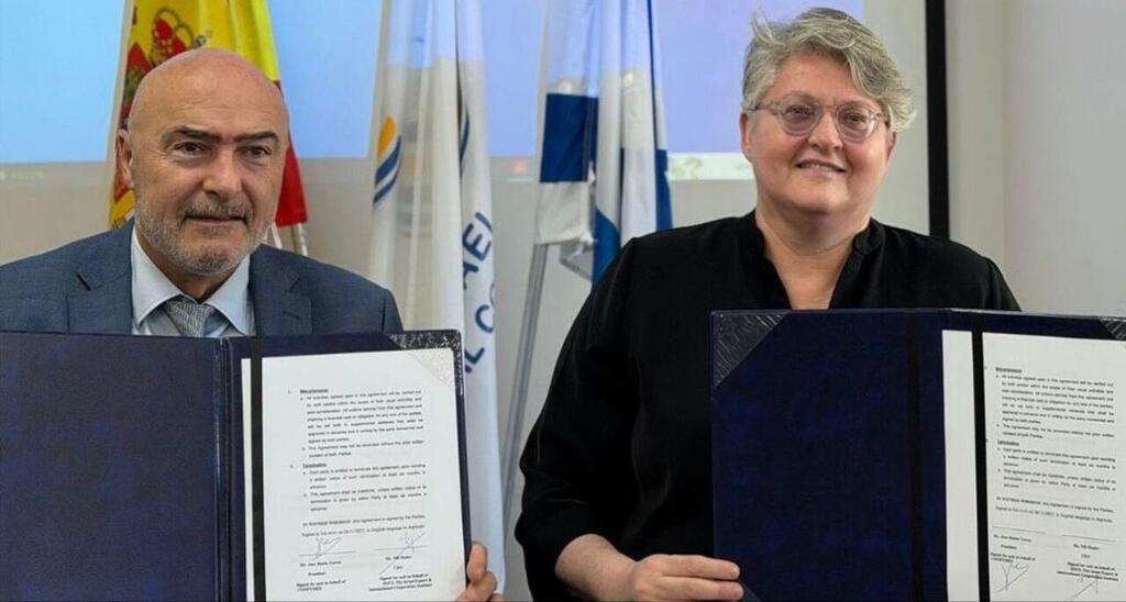 José María Torres and Nili Shalev CEO of the Israel Export Institute signs the agreement Nili Shalev signs the agreement