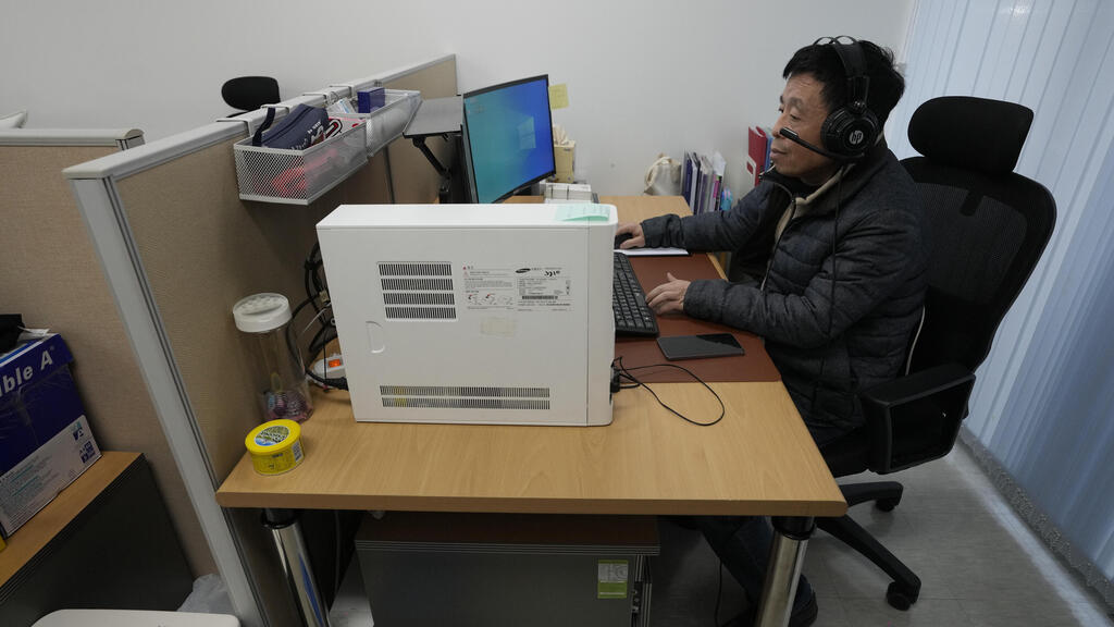 Kim Ki-sung, who was stunned to hear that South Korea had given loans to the Soviet Union (Photo: Ahn Young-joon/ AP) דרום קוריאה קים קי סונג עובד ב רדיו צפון קוריאה החופשי