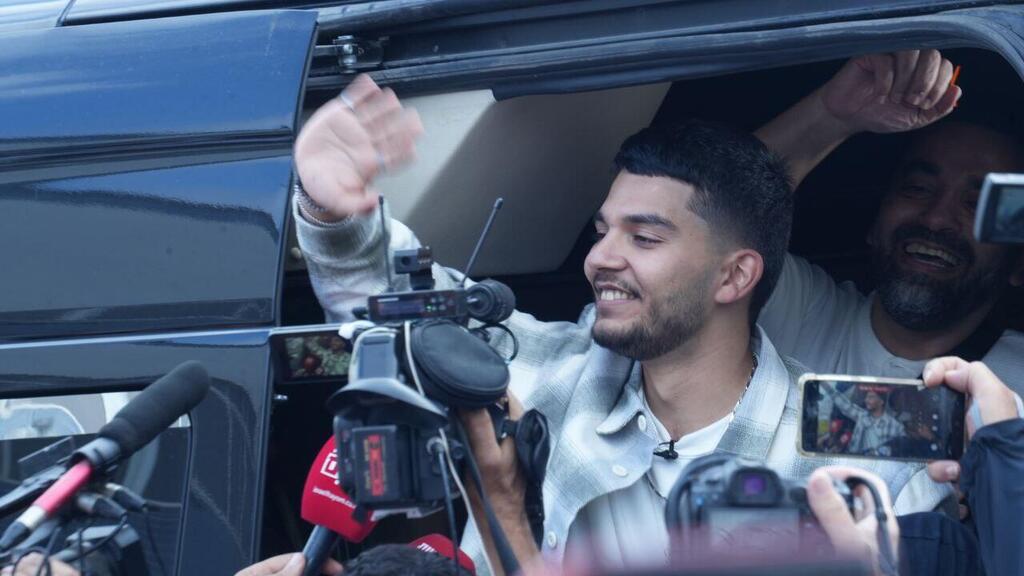 Yosef-Haim Ohana greeted by friends and neighbors upon his return home (Photo: Tomer Shunam Halevi) שורד השבי יוסף חיים אוחנה מגיע לקריית מלאכי, חוזר לביתו
