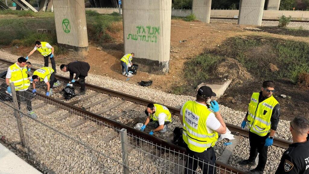 מתנדבי זק״א בתחנת הרכבת במחלף גנות לאחר שהולך רגל כבן 50 נפגע מרכבת
