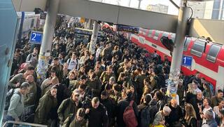 תנועת הרכבות בת"א הופסקה | תיעוד מהעומס האדיר