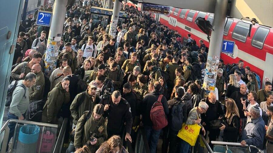 Tel Aviv HaHagana railway station after trains canceled (Photo: Ofir Ron) עומס חריג בתחנת רכבת ההגנה