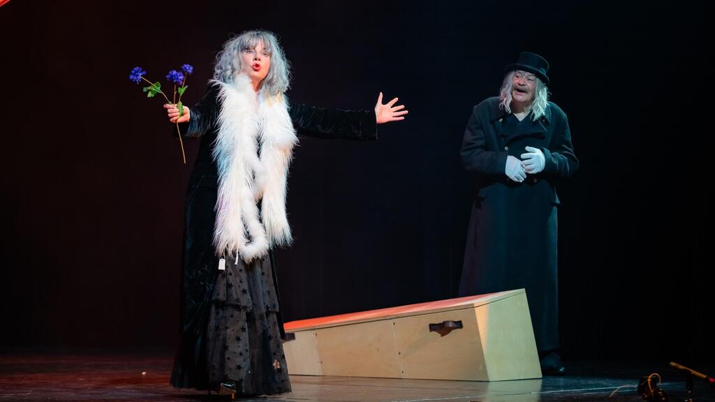 Сцена из спектакля "Чёрт знает что!" (Фото: Светлана Соболева) Сцена из спектакля "Чёрт знает что!"