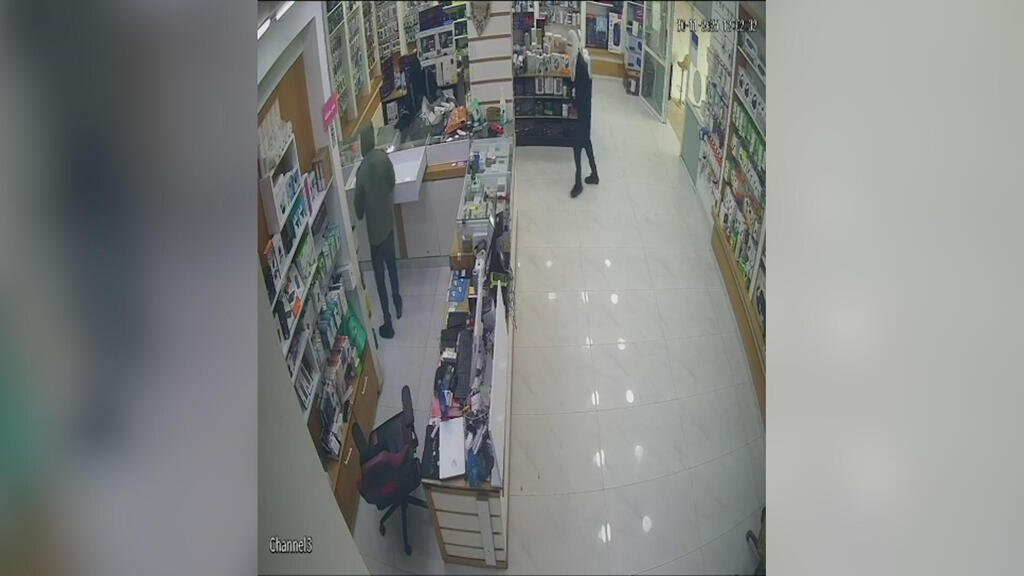 תיעוד שוד ברהט בית עסק למכירת ניידים