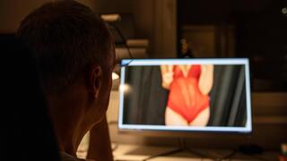 הוא התמכר לפורנוגרפיה וקיים שיחות עם נשים זרות, היא הרגישה מרומה, נבגדת וכועסת