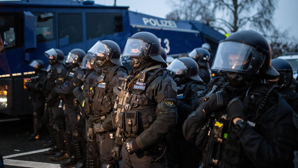 Police line during protest against the establishment of the new youth wing of Alternative for Germany (Photo: Hesham Elsherif/Getty Images) מחאה נגד הקמת אגף הנוער החדש של אלטרנטיבה לגרמניה