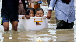 פינוי תושבים סומטרה אינדונזיה הצפות שיטפונות