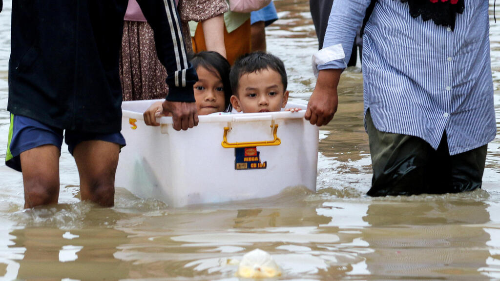 Эвакуация жителей Суматры (Фото: REUTERS/Ferdy Siregar) פינוי תושבים סומטרה אינדונזיה הצפות שיטפונות