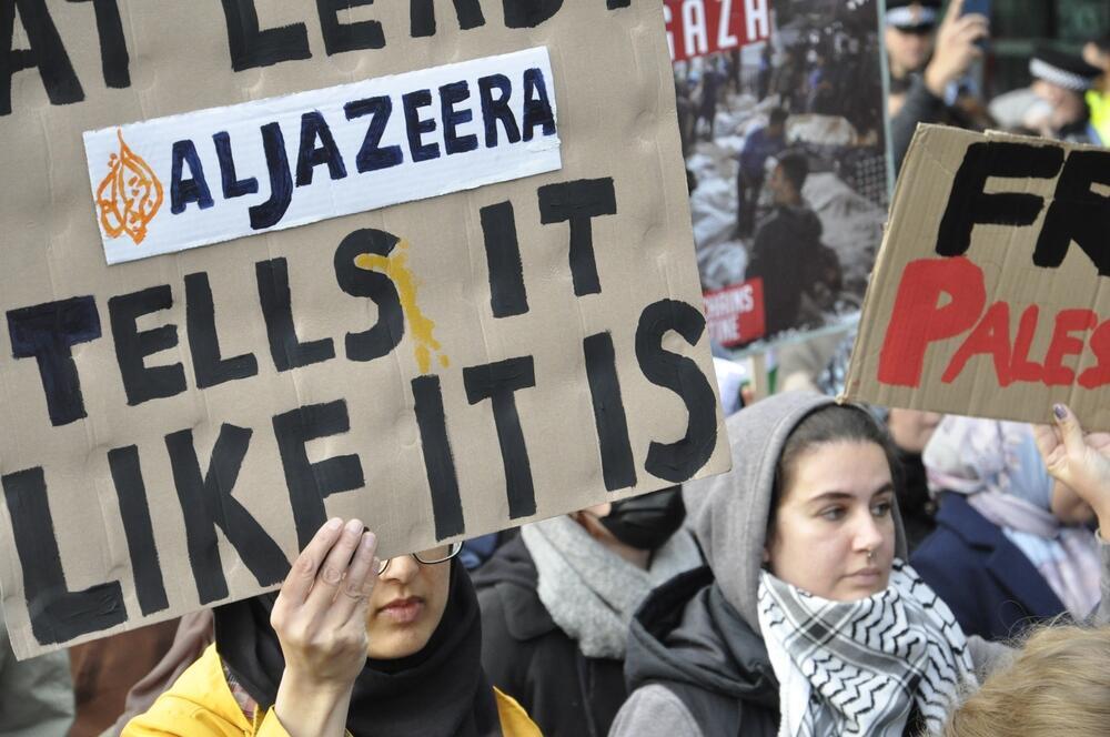 Надпись на плакате: "Аль-Джазира" рассказывает все как есть" (Фото: Harry.matthieu.warner, shutterstock) Надпись на плакате: "Аль-Джазира" рассказывает все как есть"