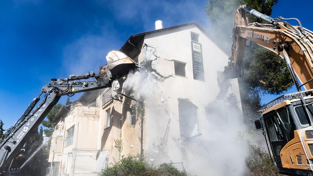 Urban renewal project (Photo: Gil Maglad) הריסת המבנים הישנים בפרויקט פינוי בינוי רובע היובל בירושלים