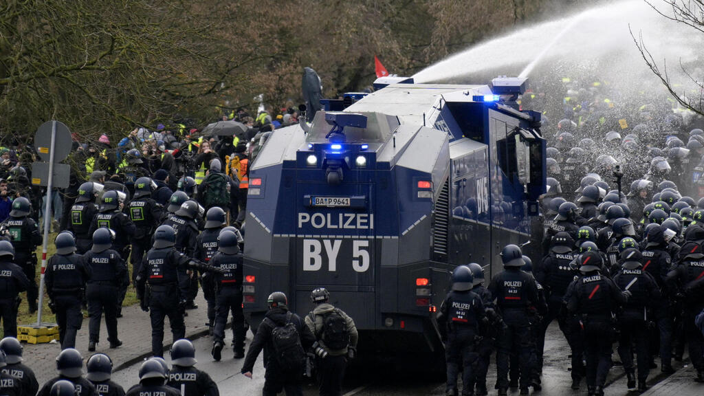 Police use crowd dispersal methods during protest against the establishment of the new youth wing of Alternative for Germany (Photo: Sascha Schuermann / AFP) מחאה נגד הקמת אגף הנוער החדש של אלטרנטיבה לגרמניה