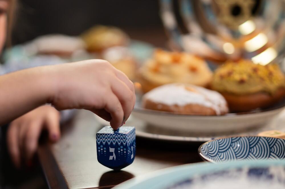 В Хануку принято играть в волчок (Фото: shutterstock) В Хануку принято играть в волчок