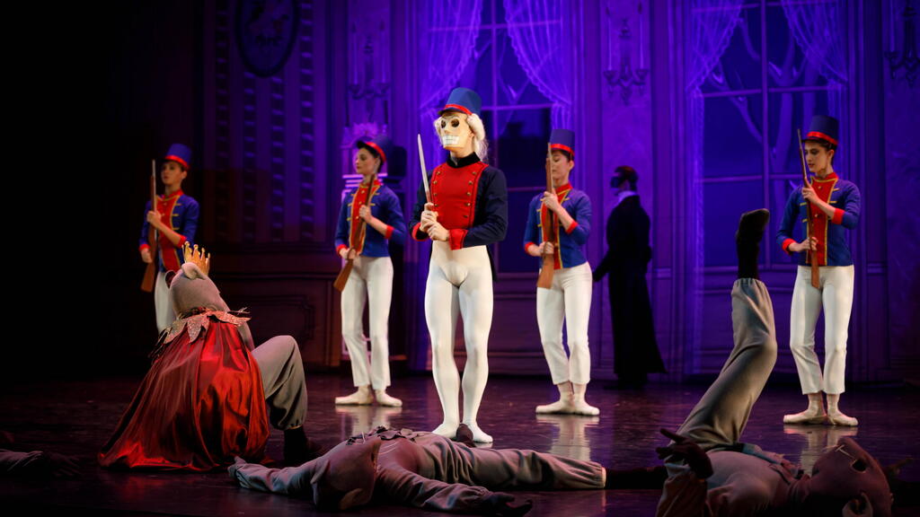 Сцена из балета "Щелкунчик" (Фото: Майя Неэман) Сцена из балета "Щелкунчик"