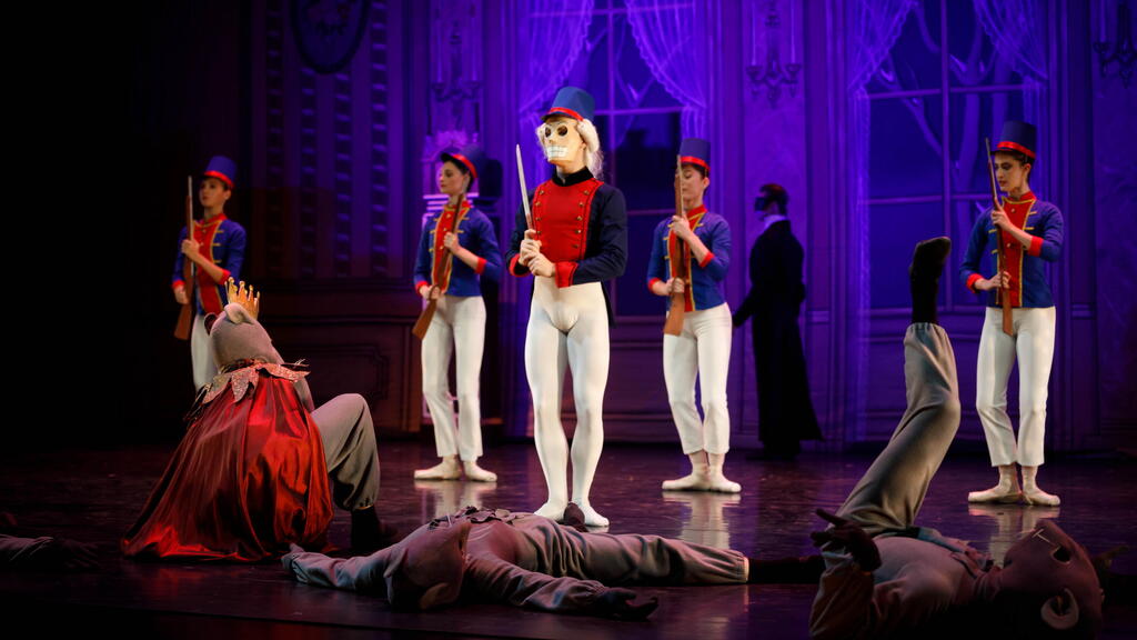 Сцена из балета "Щелкунчик" (Фото: Майя Неэман) Сцена из балета "Щелкунчик"