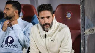 דן רומן מאמן זמני מכבי ת"א נגד מ.ס אשדוד 