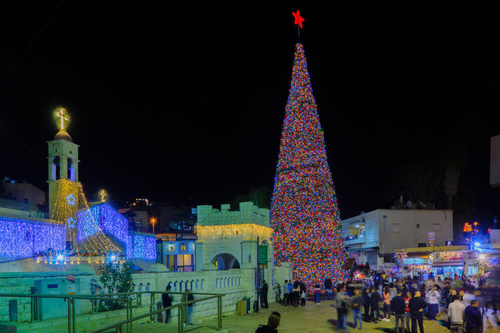 Самая высокая елка на Ближнем Востоке - в Нацерете (Фото: RnDmS, shutterstock) חג מולד בנצרת: הכיכר העמוסה והמוארת של מעיין מרים, עם כנסיית גבריאל ברקע