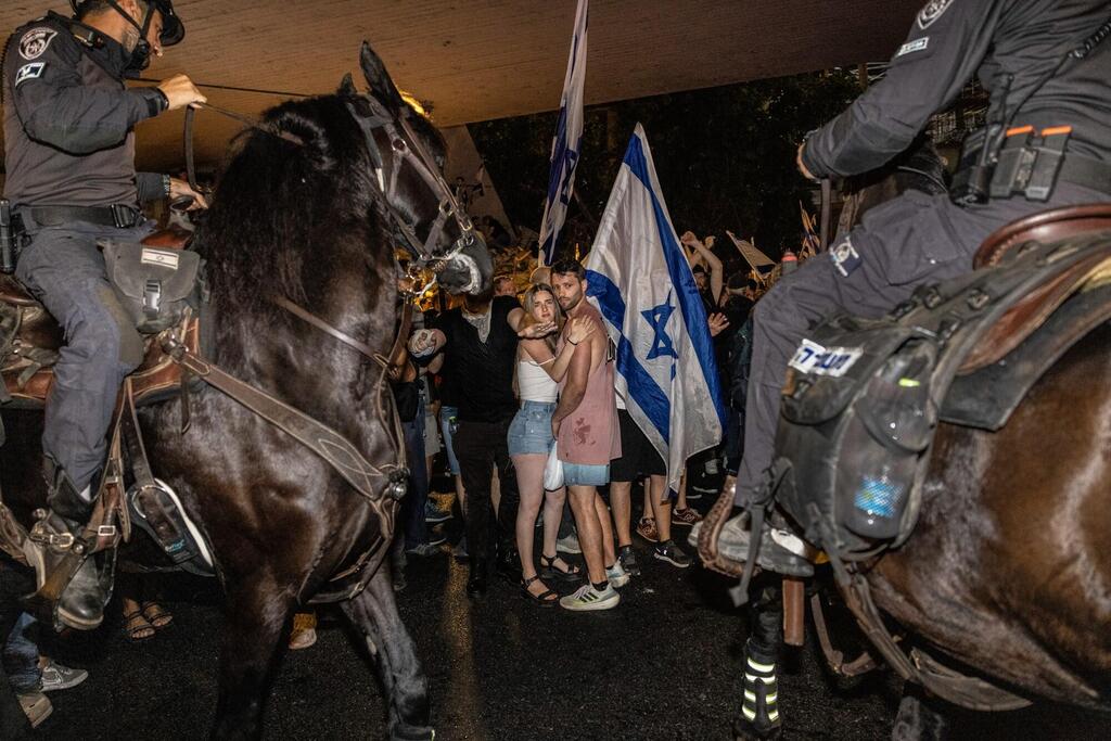 Protesters at a rage-filled demonstration which erupts on Ayalon Highway after a memorial rally for six Israelis - Hersh Goldberg-Polin, Eden Yerushalmi, Ori Danino, Alex Lobanov, Almog Sarusi, and Carmel Gat - killed by Hamas in a tunnel in Rafah where they were held (Tel Aviv, September 1, 2024) (Photo: Tomer Appelbaum, 'Ha'aretz') מפגינים בהפגנת זעם לאחר עצרת ענק בעקבות רציחתם של הירש גולדברג־פולין, עדן ירושלמי, אורי דנינו, אלכס לובנוב, אלמוג סרוסי וכרמל גת בידי אנשי חמאס במנהרה שבה הוחזקו ברפיח. נתיבי איילון, תל אביב, 1 בספטמבר 2024