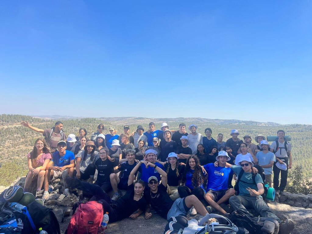 ציפורה (יושבת משמאל) עם חבריה למכינה