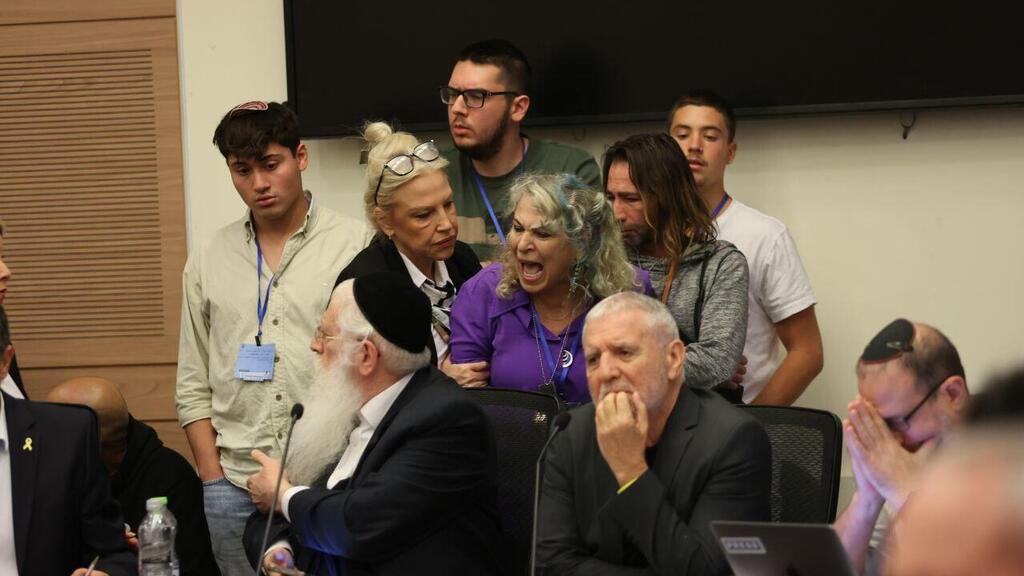 На заседании комиссии (Фото: Алекс Коломойский ) ועדת החוץ והביטחון