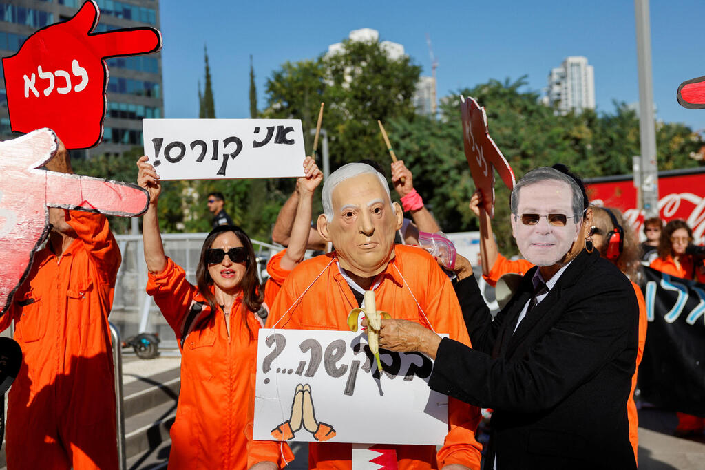 הפגנה הסרבלים הכתומים מחוץ למשפט נתניהו