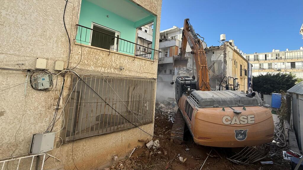 הריסת מבנים ישנים ברחוב בלפור בת ים במסגרת פרויקט התחדשות עירונית  