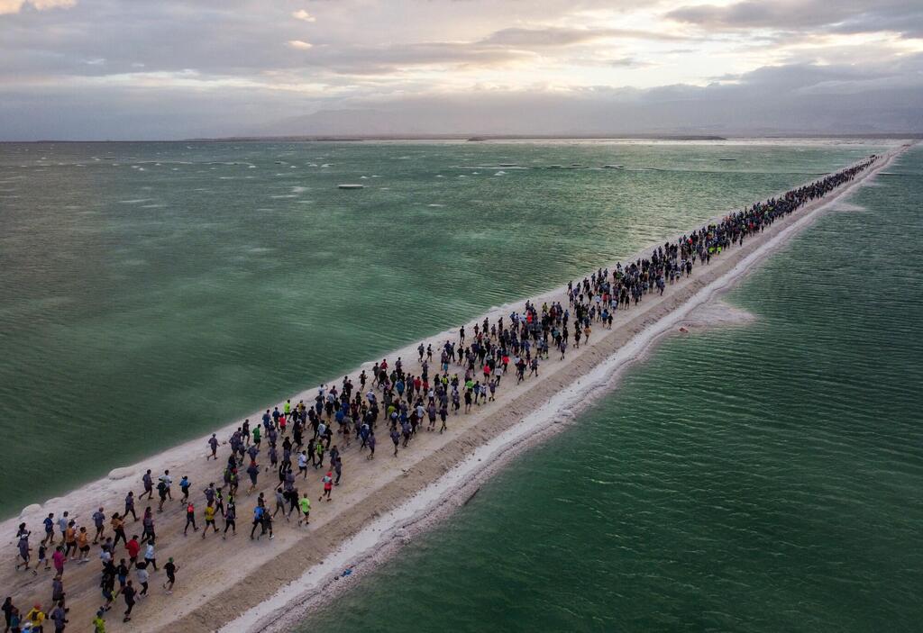 Thousands run in the Dead Sea Marathon (February 7, 2025) (Photo: Abir Sultan, EPA) אלפי רצים משתתפים במרתון ים המלח. 7 בפברואר 2025