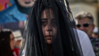 בקריאה נואשת לשחרור בנה החטוף מתן צנגאוקר עטתה עינב צנגאוקר הינומה שחורה במהלך טקס חתונה מבוים שנערך בכיכר החטופים בהשתתפות בת זוגו של מתן, שורדת השבי אילנה גריצ'ווסקי. תל אביב, 17 באוגוסט 2025