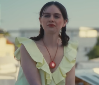 התליון friend, חבר וירטואלי התלוי על הצוואר